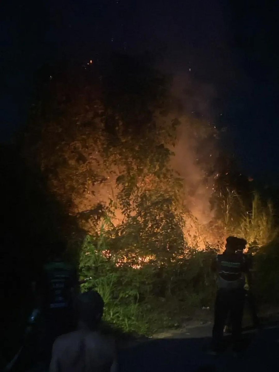 bismillahyuk_'s tweet photo. Tiba2 kebakaran lahan di semak belukar Jl. Pramuka Komplek Semanda (Bina Lestari) Banjarmasin. Rabu (26/8) 22.31 WITA

Yaampun.. as always, malem2 doyan bgt sih NGEBAKAR?!

#PRAYFORKALIMANTAN #PRAYFORINDONESIA https://t.co/BFT7HOxOQY
