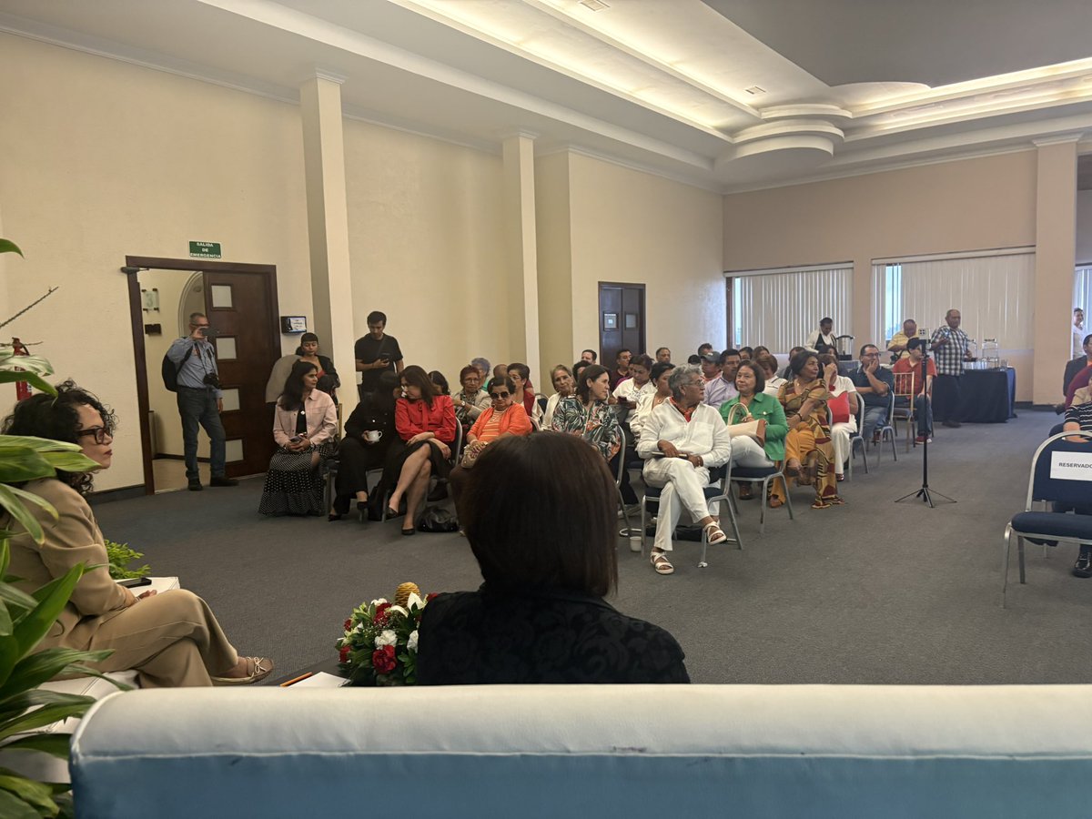 Rosario_Robles_'s tweet photo. Muchas gracias a @MonicaMendozaM por la invitación a este diálogo con sociedad civil en #Xalapa. Escuché sus propuestas una de ellas juicio político para Guadalupe Taddei por entregar el @INEMexico. Se suman a la Red Ciudadana de Defensa de México https://t.co/6qnEMupynK