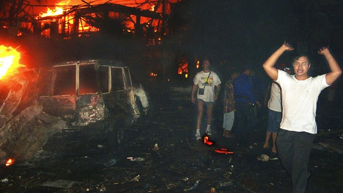 suwondo99's tweet photo. Sabtu malam, 12 Oktober 2002. Kuta, Bali.

Orang-orang lagi ketawa, nge-dance, pesan bir.

Pukul 23.05 WITA :   duarrrr.

202 orang tewas dalam hitungan detik.

Tapi ada satu pertanyaan yang sampe hari ini belum sepenuhnya terjawab:

Siapa yang bayar semua ini?

Thread panjang. Duduk dulu.