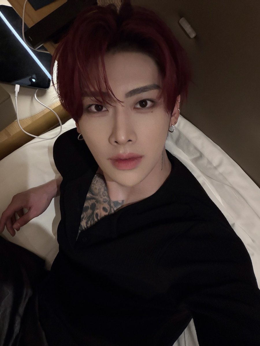 1oo4cat's tweet photo. 이런앙큼셀카보내놓고 잘자라고하면 잠다깨버리지 https://t.co/LPiW86Dlvj