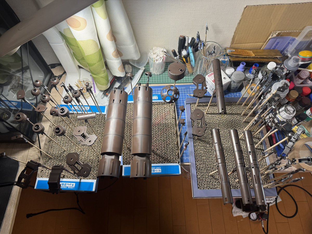 may_nay17's tweet photo. お疲れ様です！今日は岐阜から帰宅と、プレバンで忙しい日でした...
サイコザク進捗ですが、タンク類MAX塗りでグラデーションつけました。次は一度光沢トップコート塗ろうかと思います😌
#ガンプラ https://t.co/GZvSBH0adK