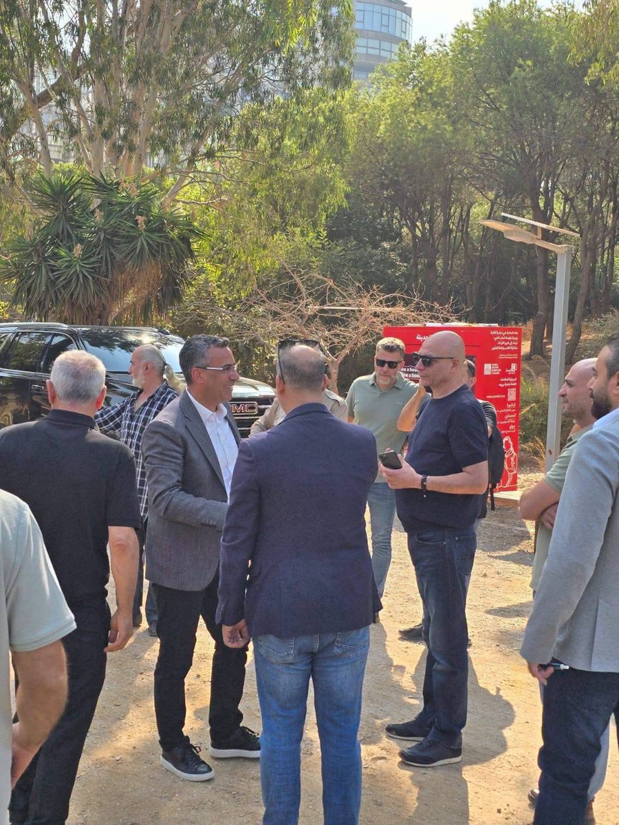 Beirutlitanmiya's tweet photo. من حرش قصقص… العمل بدأ من أجل بيروت وأهلها

بدأت جمعية بيروت للتنمية الاجتماعية أعمال إعادة تأهيل حرش قصقص على أرض الواقع، بعد استكمال الموافقات الرسمية وقبول الهبة المقدمة من الجمعية لتنفيذ المشروع.

وجاءت انطلاقة الأعمال بالتزامن مع جولة ميدانية لوزير الزراعة الدكتور نزار هاني في الحرش، حيث أكد استعداد الوزارة لتقديم الدعم والمواكبة الفنية للمشروع، مشيراً إلى أن التقرير الفني الذي أعدته الوزارة يشكل المرجعية الأساسية لتحديد واقع الحرش واحتياجاته والأعمال المطلوبة للحفاظ على أشجاره ومساحته الخضراء.

وأكد الوزير هاني أن إعادة تأهيل الحرش لا يجب أن تكون خطوة مؤقتة، بل تحتاج إلى خطة إدارية واضحة ومستدامة تمتد لسنوات، بما يضمن استمرارية أعمال الصيانة والرعاية وعدم العودة إلى نقطة الصفر.

كما أعلن عن تشكيل لجنة فنية تضم خبراء ومتخصصين لمواكبة أعمال فرق الجمعية داخل الحرش، والتأكد من تنفيذ مراحل التأهيل وفق التوصيات والمعايير الفنية المطلوبة.

من جهته، أكد رئيس جمعية بيروت للتنمية الاجتماعية السيد أحمد هاشمية أن اختيار حرش قصقص لم يكن صدفة، بل جاء من أجل بيروت وأهلها، انطلاقاً من إيمان الجمعية بأهمية حماية المساحات الخضراء في العاصمة وإعادة تأهيلها لتبقى متنفساً عاماً لأبنائها.

وأوضح هاشمية أن فرق الجمعية باشرت العمل في الحرش منذ نحو أسبوع، حيث شملت المرحلة الأولى إزالة الأشجار المصابة بالأمراض، وتشحيل الأشجار، وتنظيف المساحات، إضافة إلى رش المبيدات المعتمدة، وذلك استناداً إلى التقرير الفني الصادر عن وزارة الزراعة.

وشدد هاشمية على أن الهدف لا يقتصر على تحسين المظهر العام للحرش، بل يتمثل في إعادة تأهيله وفق رؤية مدروسة ومستدامة، تحافظ على هذه المساحة الخضراء وتعيد إليها دورها الطبيعي كمتنفس لأهالي بيروت.

وتؤمن جمعية بيروت للتنمية الاجتماعية بأن حماية المساحات الخضراء مسؤولية مشتركة، وأن التعاون بين المؤسسات الرسمية والمجتمع المدني والجهات الداعمة قادر على تحويل المبادرات إلى مشاريع مستدامة وملموسة.

من حرش قصقص… بدأت الخطوة.
ومن أجل بيروت وأهلها، يستمر العمل. 🌿

@ahmadhachmieh