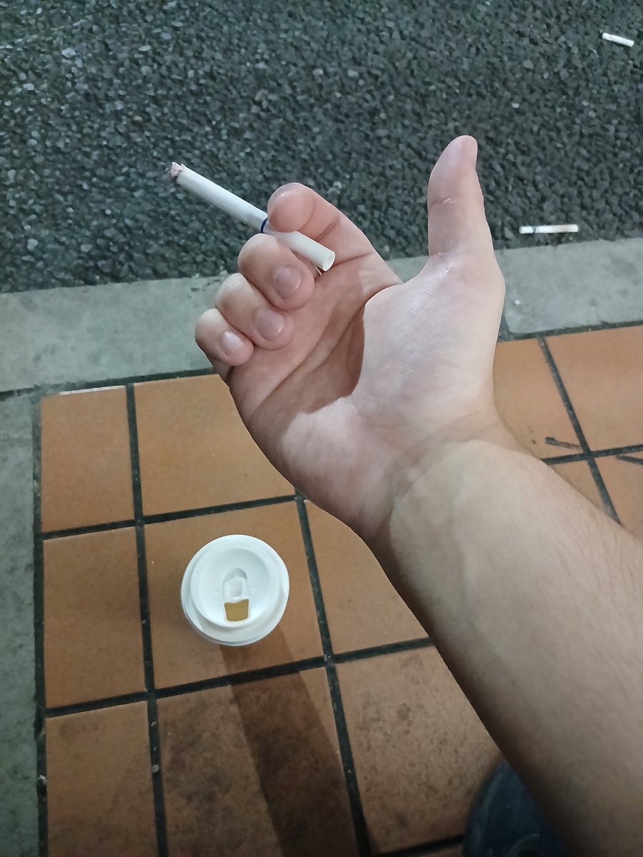 Medhi_46's tweet photo. 仕事終わりの一服のために生きてる、てかだいぶ腕細くなったな。筋トレやろう https://t.co/YWL1hRUAsh
