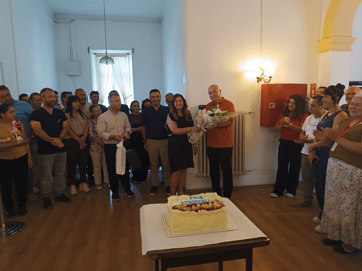 bornovavetkont's tweet photo. Enstitümüzde uzun yıllar başarıyla müdürlüğümüzü yapan, bizlere çok şey öğreten, teknik, akademik ve insani anlamda hep bir adım önümüzde olup örnek teşkil eden, başarısını ve övgüsünü sonuna kadar hak eden müdürümüz Dr Özhan TÜRKYILMAZ'a emeklilik vedamızı gerçekleştirdik. https://t.co/rssKH3F1f4
