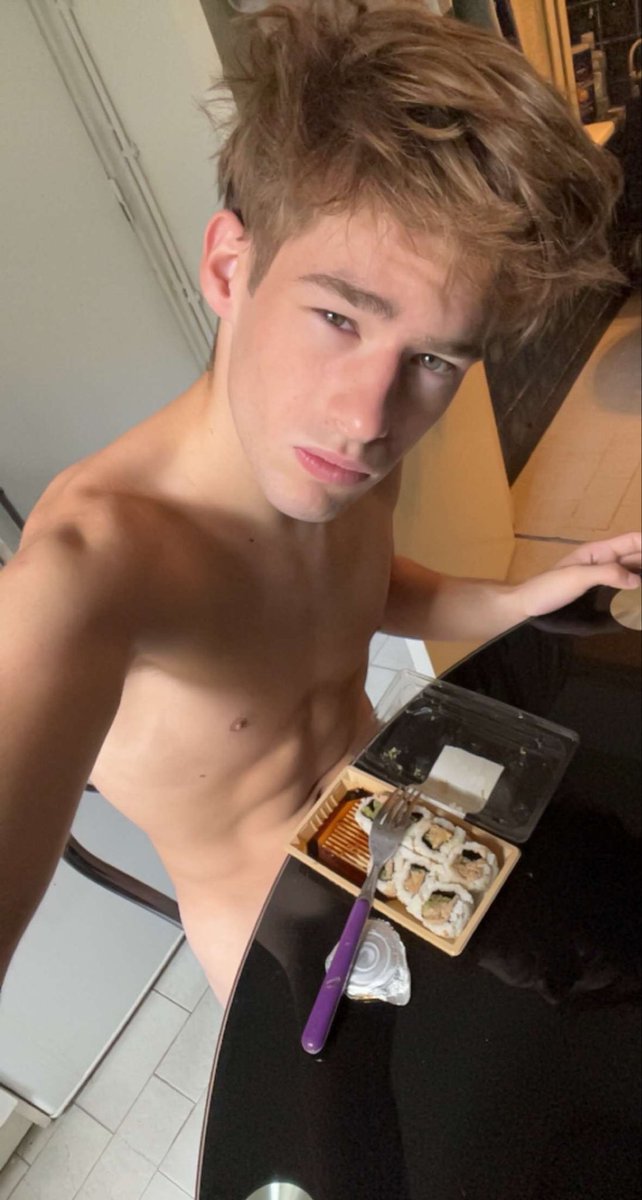 Prince_eliottX's tweet photo. Qui veut manger des sushis 🤗 https://t.co/3SvrGOIuck
