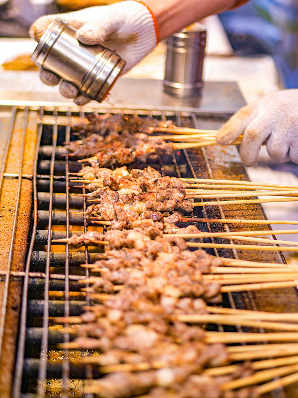 SAWOODA20's tweet photo. Craving a late-night snack Stopped by a street stall and got piping hot crispy fried skewers with spicy cumin seasoning—total comfort food win! ， https://t.co/g7JgjwRKtR