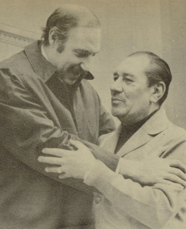 fotohistoriacl's tweet photo. Hace 53 años: Orlando Letelier abraza al general Carlos Prats.

En pocos años ambos serían asesinados por orden directa de Pinochet, que acababa de asumir como Comandante en Jefe del Ejércit. https://t.co/xwni6TRWEc