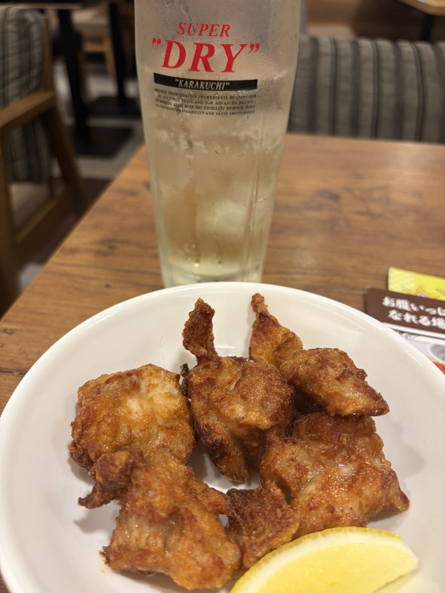 abcdef10123456's tweet photo. この時間にガストで一人飲み
くりまんじゅう先輩に会ってから一人飲みは恥ずかしくないと知った https://t.co/0CbMRu1T4i
