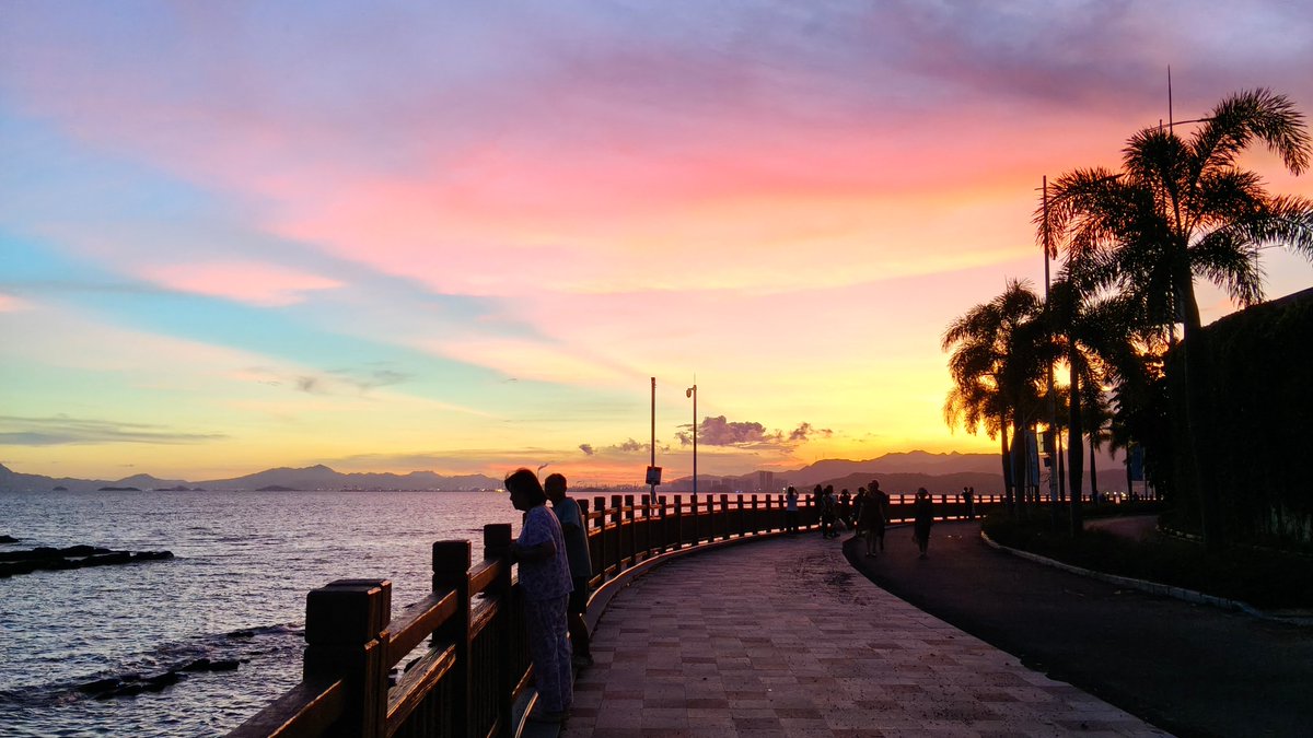 SriulinaL's tweet photo. Chasing golden sunsets along the coastal cliff path—salt in the air, waves crashing below, and no better way to end a weekend escape.  #TravelDiaries https://t.co/KQZZUCOGw0