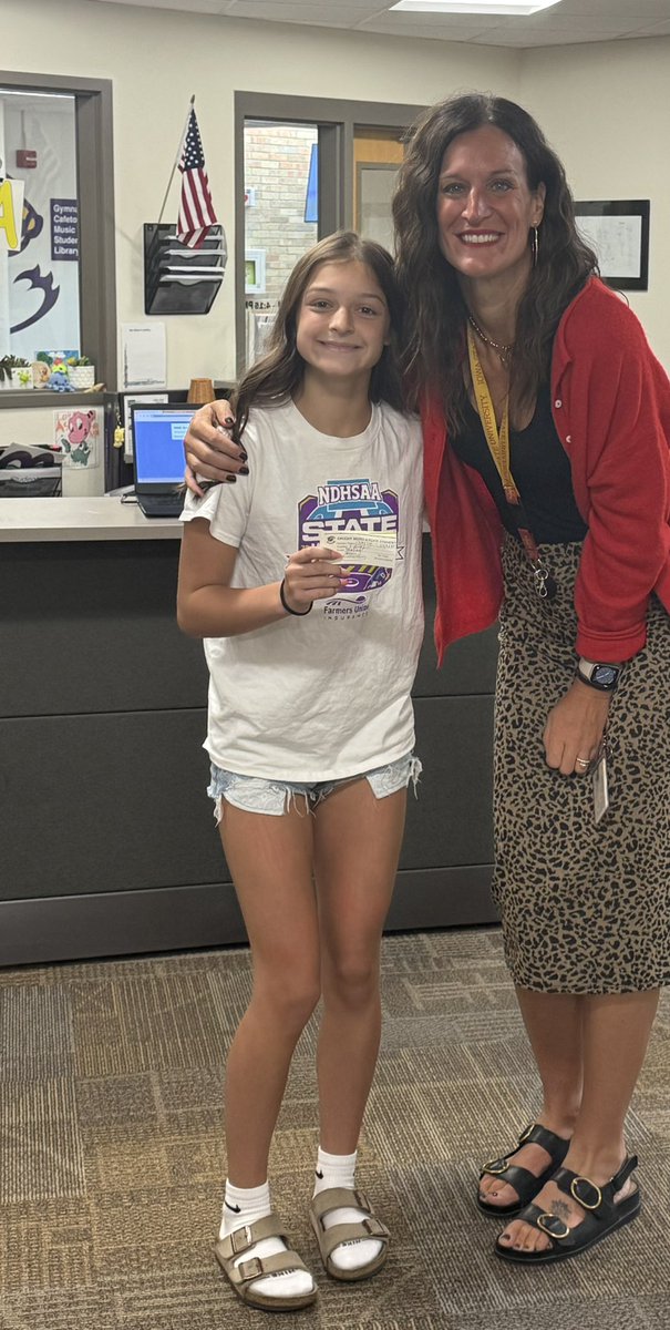 AngieEdinger's tweet photo. ‘If you see someone without a smile, give them yours.’ ~Dolly Parton. This young lady does just that. She is a ray of sunshine!! #goodnewscalloftheday https://t.co/OCNrsGB3Lo