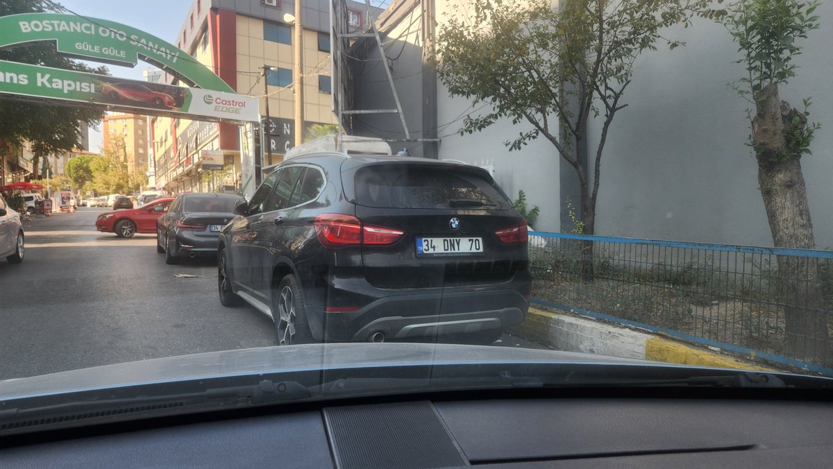DeryaVerun's tweet photo. oto sanayi yan tarafını işgal etme. resmini çektiğim araç muhtemelen oto sanayinde bir esnafın. Sanayi dışındaki bu alana park etmiş. arkasında ki araba çıkınca ben girmek istedim. ama aracını geriye çekerek 2 araçlık yer işgal etti ve bana yer bırakmadı.
@TrafikEgm https://t.co/LskFvIkznv
