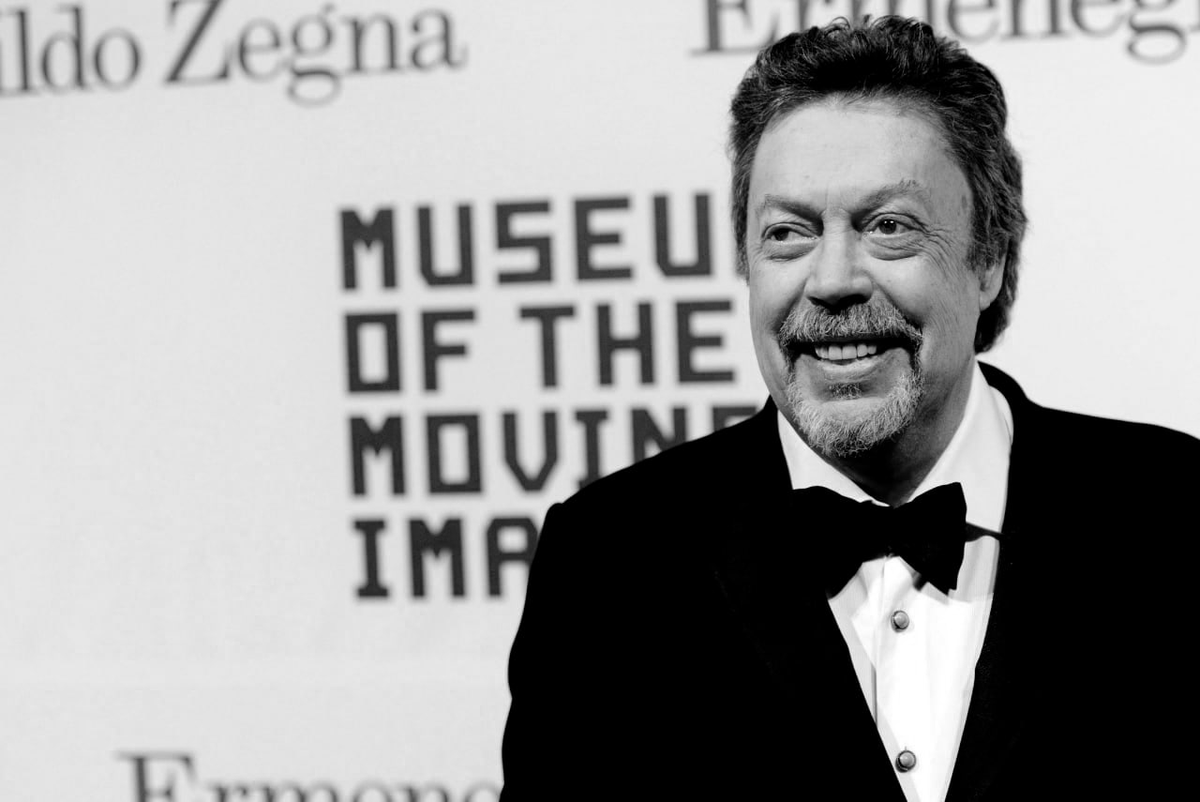 SputnikMundo's tweet photo. 🇺🇸🕊 Muere el actor de 'Mi pobre angelito' y 'Eso', Tim Curry

El reconocido actor, cantante y comediante británico Tim Curry murió a los 80 años, tras más de una década con graves problemas de salud derivados de un derrame cerebral que sufrió en 2012 y que afectó a su movilidad, informan medios.

📍Curry es conocido principalmente por su papel protagónico en la película The Rocky Horror Show, así como por sus papeles en Eso, Solo en casa 2 y La caza del Octubre Rojo. Además de su carrera cinematográfica, también disfrutó de una exitosa trayectoria como actor de doblaje, prestando su voz a películas animadas como Scooby-Doo, Rugrats y Mucha Lucha.