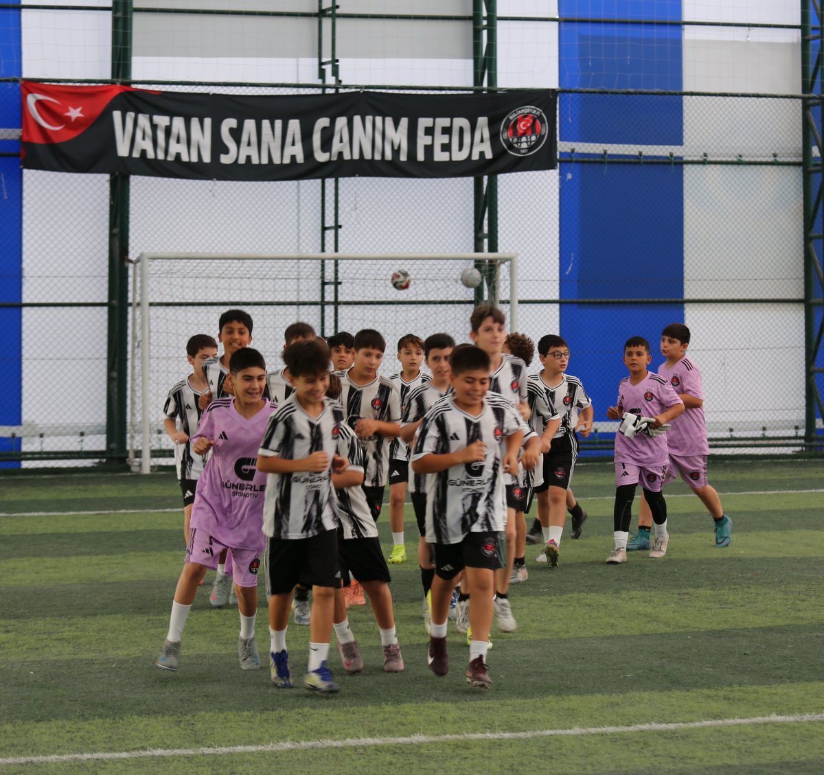 Sultansehirfk's tweet photo. U11 Takımımız Sultanşehir Tesislerinde Hazırlıklarına Devam Ediyor.

Bu semtin çocukları 🖤♥️ https://t.co/GN8vDp8OVb