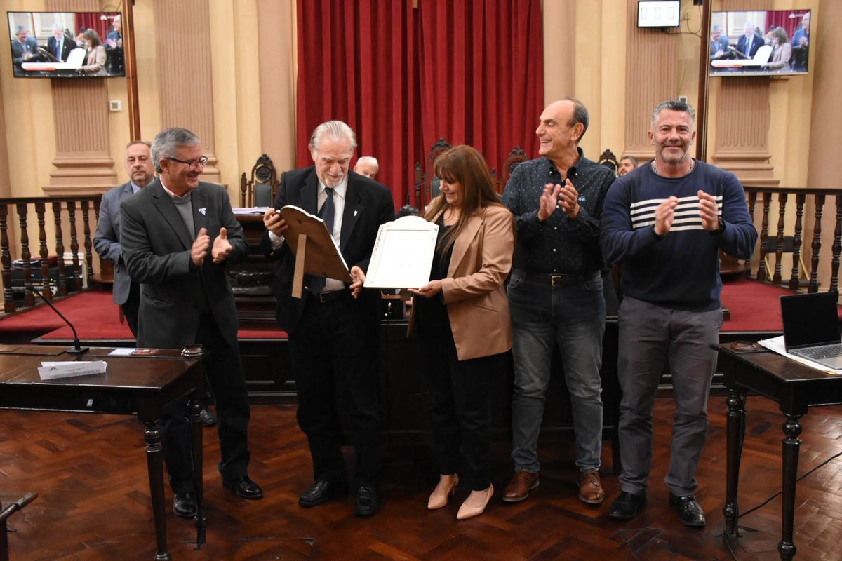 CONenlaUCR's tweet photo. El máximo referente de @laconenlaucr y dirigente del @RadAutentico @federicostorani recibió el título de Doctor Honoris Causa en @UNSa_Salta en reconocimiento por su trayectoria y también fue distinguido por la Legislatura provincial. https://t.co/mwhKT1bkMB