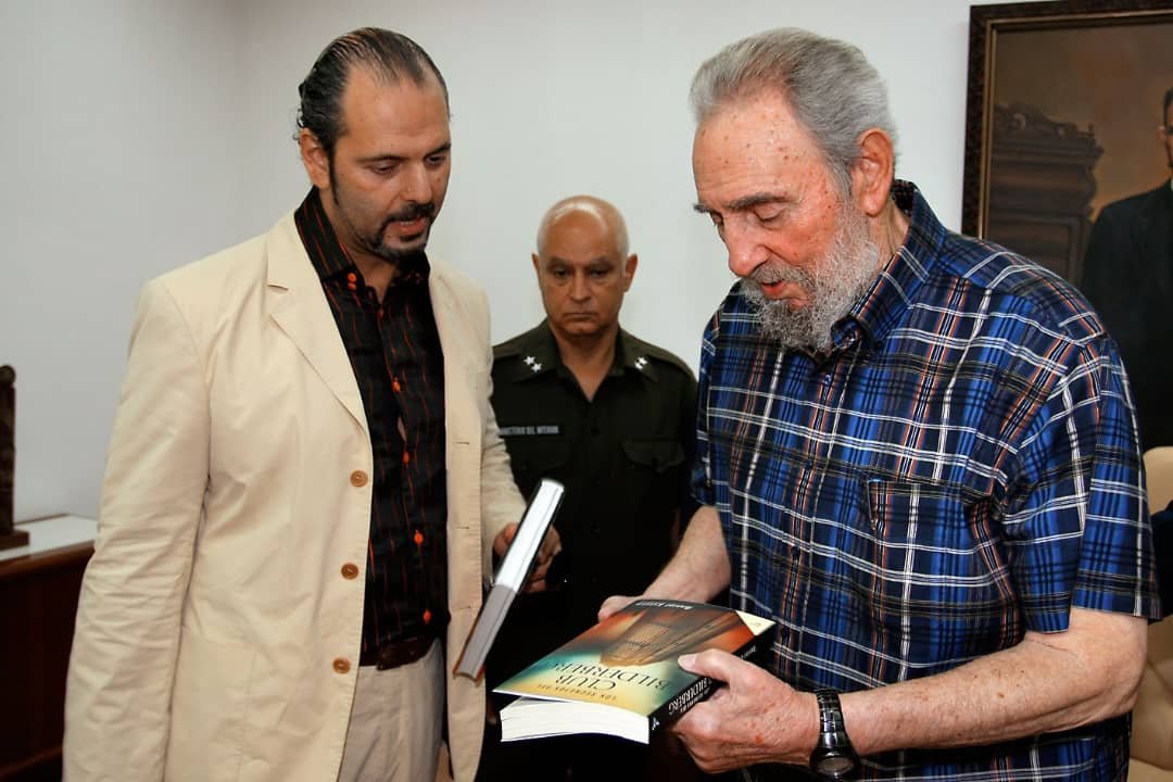 cubadebatecu's tweet photo. 🔴Hoy en el Siglo de Fidel:
Recordamos el encuentro de nuestro Comandante con el escritor ruso Daniel Estulin, el 26 de agosto de 2010 https://t.co/IQGBSDJ1hq