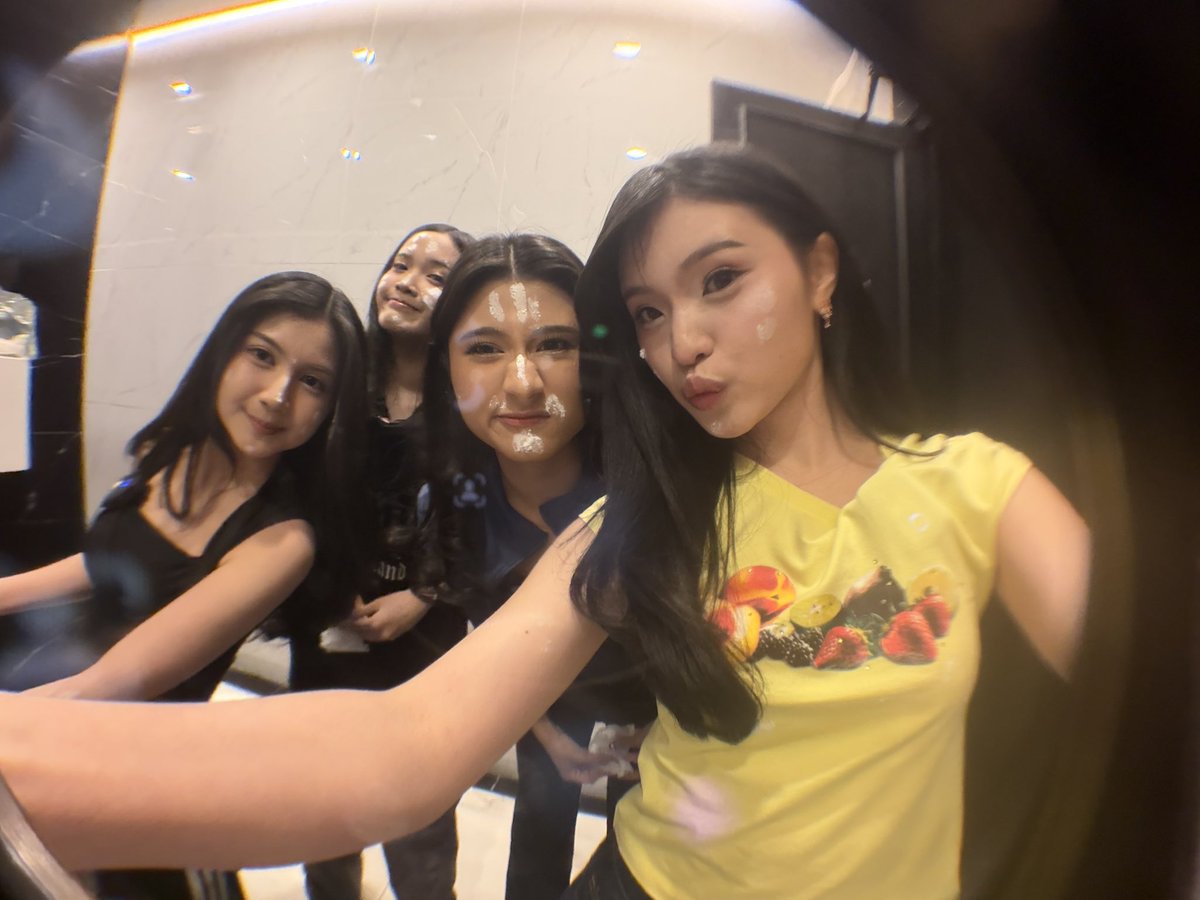 Y_CynthiaJKT48's tweet photo. Semua orang akan masuk fisheye pada masanya MUEHUEHUEBUAHUAHA 😈 https://t.co/kPVomkx9jF