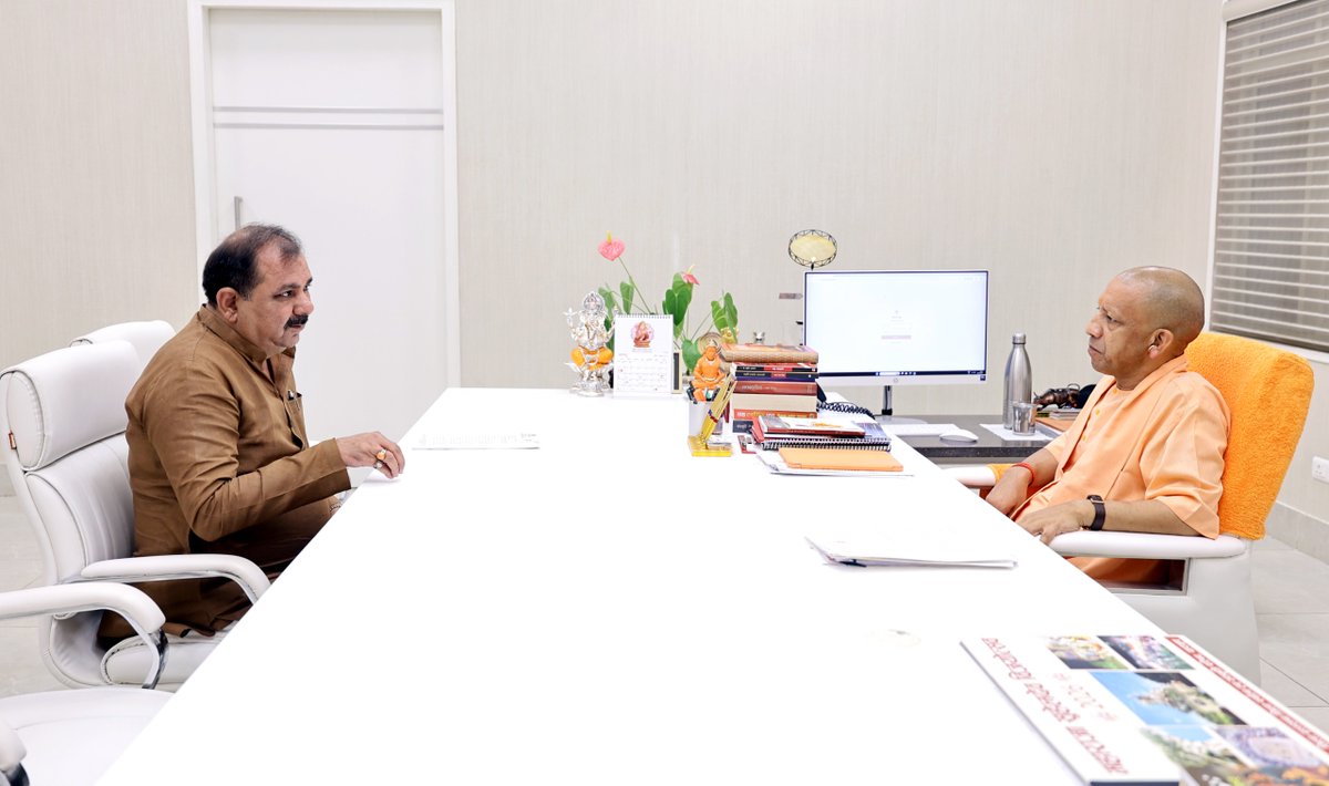 ravisharma_mla's tweet photo. उत्तर प्रदेश के यशस्वी माननीय मुख्यमंत्री श्री @myogiadityanath  जी से आज लखनऊ में स्थित उनके आवास पर शिष्टाचार भेंट की एवं झाँसी के विकास से जुड़ी महत्वपूर्ण माँगों को प्रमुखता से रखा। https://t.co/KeJediQk6y