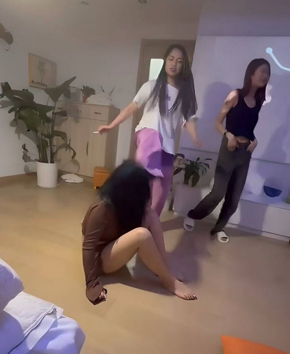chigualog's tweet photo. 网传一女子遭精神小妹霸凌 被多人殴打欺辱 还强迫与其发生不雅行为，视频流出后被疯传！

https://t.co/ELML12Icg8 上爱搜 解锁完整内容

 #霸凌 #精神小妹 #爱搜 #aisou https://t.co/8QcXyez87j