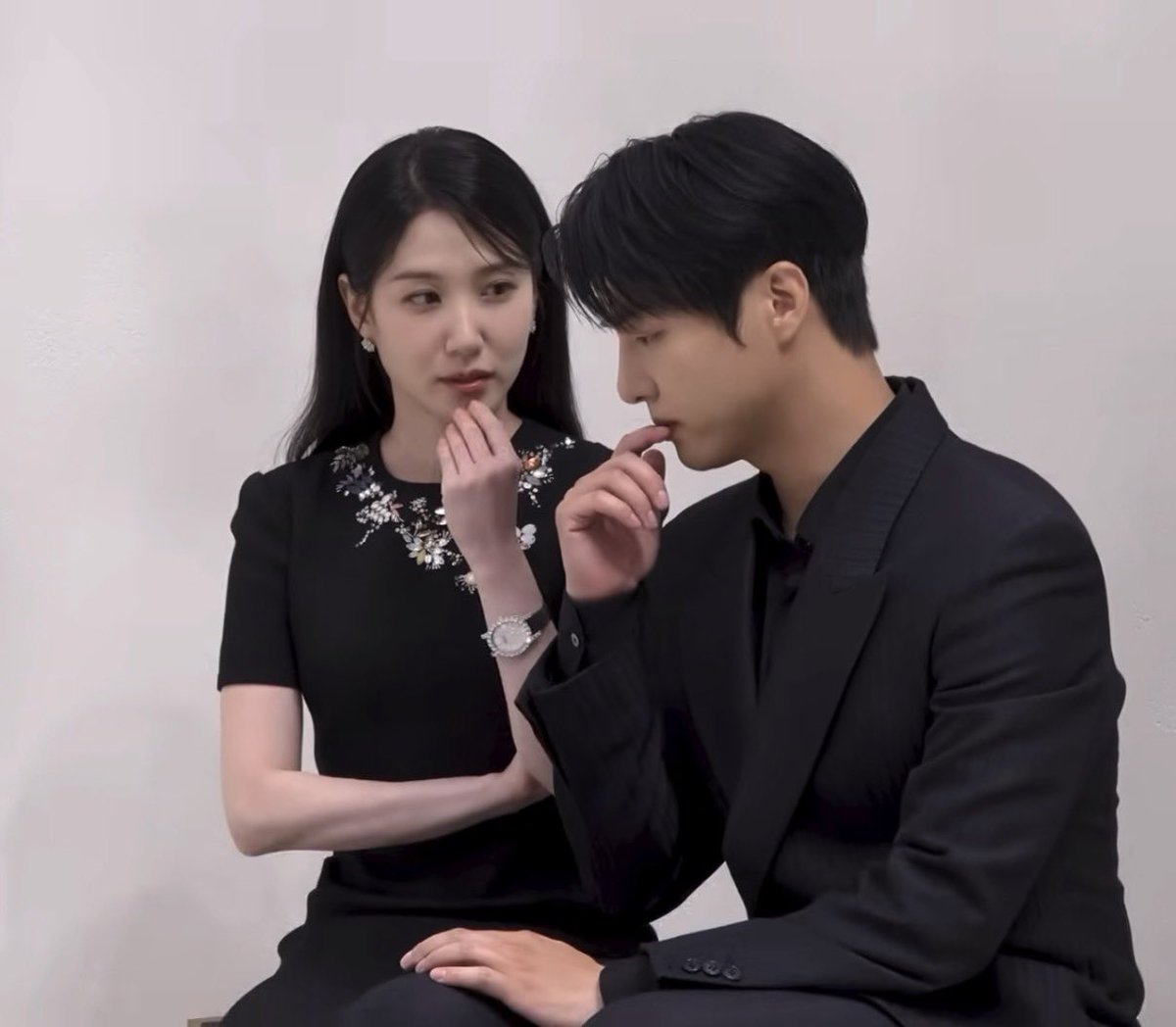 bingoing0904's tweet photo. 쑥떡쑥떡 (그냥 둘이 너무이쁨) https://t.co/ELVidjnHrW