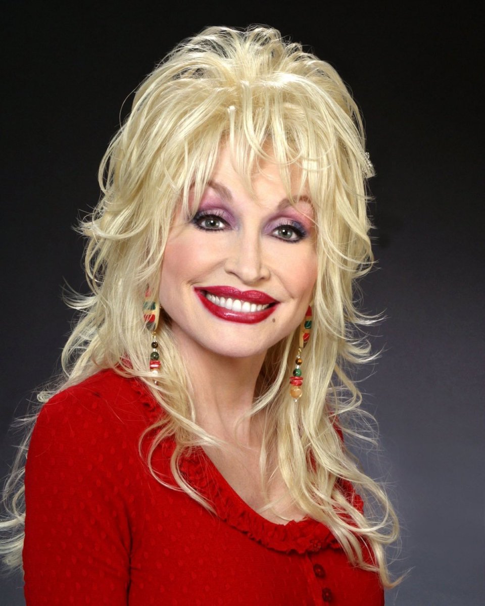 poponze's tweet photo. Em menos de 24 horas, nós perdemos Dolly Parton e Tim Curry. https://t.co/oGsS0XcGYM