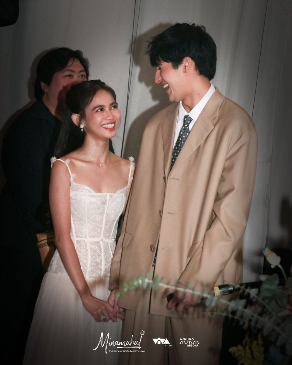 Chinmagulona's tweet photo. happy one year! 🌹🌸 https://t.co/YLuNO7hsPb