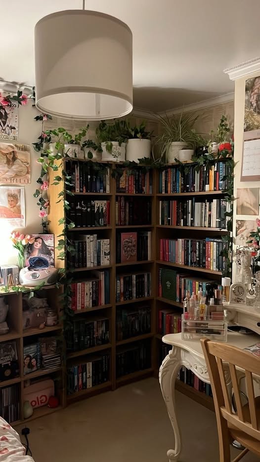 Bibliomaniatico's tweet photo. "Los libros van siendo el único lugar de la casa donde todavía se puede estar tranquilo".

- Julio Cortázar https://t.co/QHSKFZwkW0