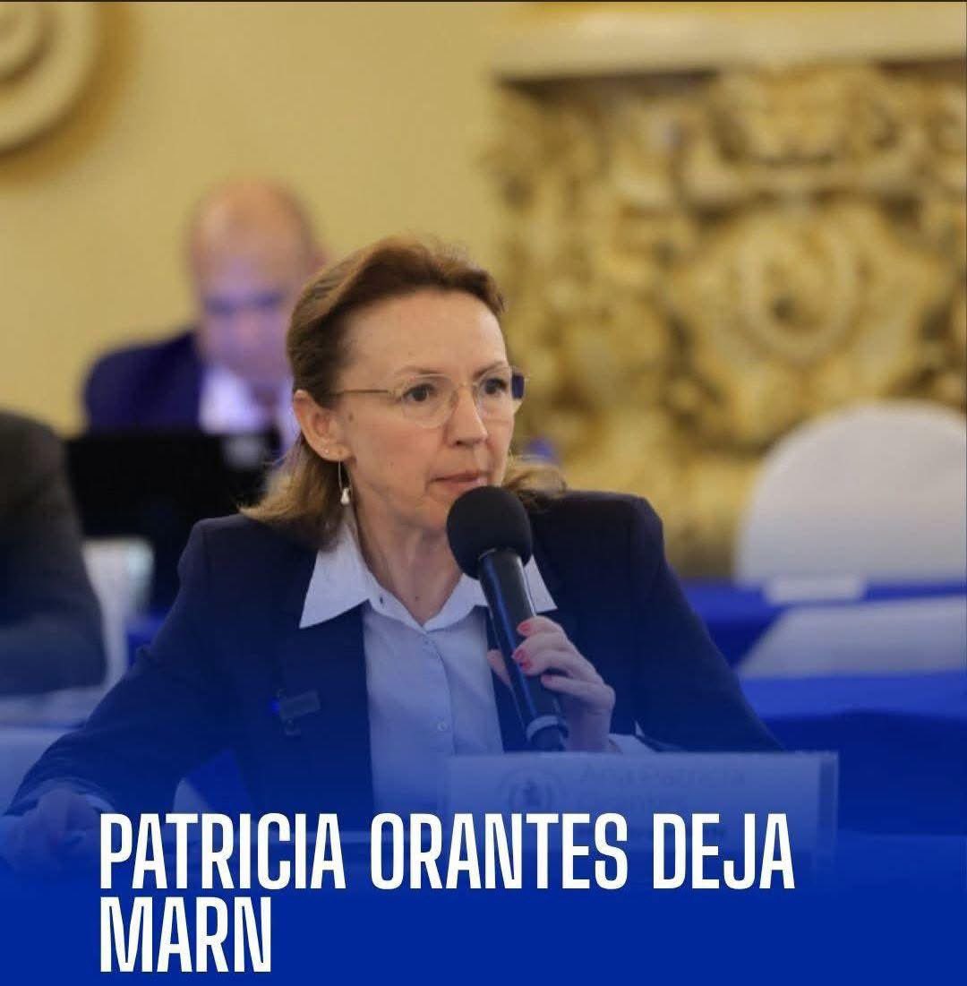 Guate_Inmortal_'s tweet photo. @pattyo502 deja el @marnguate Su discurso ambientalista se va con ella; las consecuencias de su gestión se quedan.

Se llenaron la boca hablando de medio ambiente, sostenibilidad y protección de nuestros recursos. Pero basta recorrer Guatemala para encontrarse con la realidad: carreteras llenas de basura, contaminación, abandono y un país cada vez más sucio.

Y a una gestión deficiente se suman los cuestionamientos que deben aclararse sobre posibles conflictos de interés y decisiones que habrían favorecido a personas de su círculo cercano. Porque cuando se administra dinero y poder público, no basta con hablar de principios: hay que demostrar transparencia.

Esa ha sido una constante de este gobierno: un discurso para las cámaras y una realidad completamente distinta para los guatemaltecos.

Si se dicen ambientalistas, ¿por qué tienen a Guatemala así?

Si hablan de transparencia, que expliquen cada señalamiento.

Y si hablan de una nueva forma de hacer política, que empiecen por demostrarla con resultados.

Patricia Orantes se va del MARN. La pésima gestión no se borra con la renuncia.

#GuatemalaInmortal