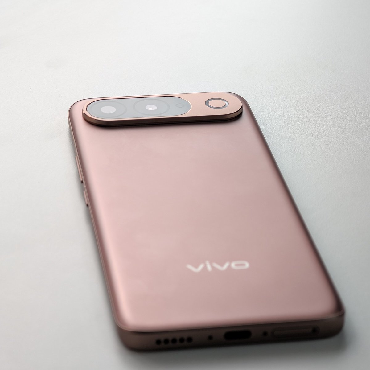 DivineS1319's tweet photo. This is the #VivoT5 5G!
Launching in India on September 2 with:
@Vivo_India
- MediaTek Dimensity 7500 Turbo
- 7.99mm thickness
- 6.83-inch 1.5K 144Hz curved AMOLED display
- 7,050mAh battery with 44W charging
- Expected price: Rs 35,000 to Rs 40,000 https://t.co/ViueXSBdJp