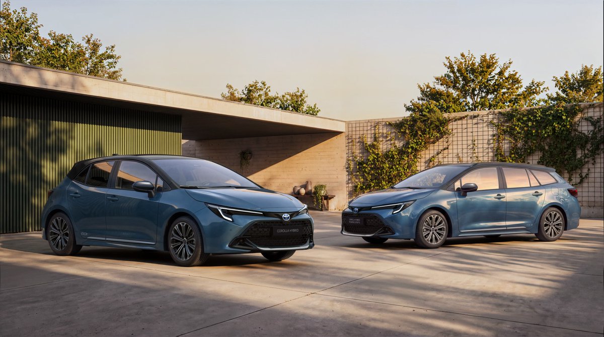 donanimhaber's tweet photo. Toyota Corolla'nın 60. Yıl Özel Serisi tanıtıldı: Türkiye üretimi sedan da listede!

📌 Dünya genelinde 57 milyondan fazla satan Corolla, 60. yıl dönümünü kutluyor. 

📌 Toyota, bu tarihi kilometre taşını Avrupa pazarında satışa sunulacak özel "60th Anniversary" serisiyle taçlandırıyor.

📌 Bu özel seri; Hatchback, Touring Sports ve Türkiye’de üretimi gerçekleştirilen Sedan gövde tiplerinde sunulacak.

📌 60'ıncı yıl özel serisi, standart modellerden ilk bakışta ayrışan görsel dokunuşlara sahip.