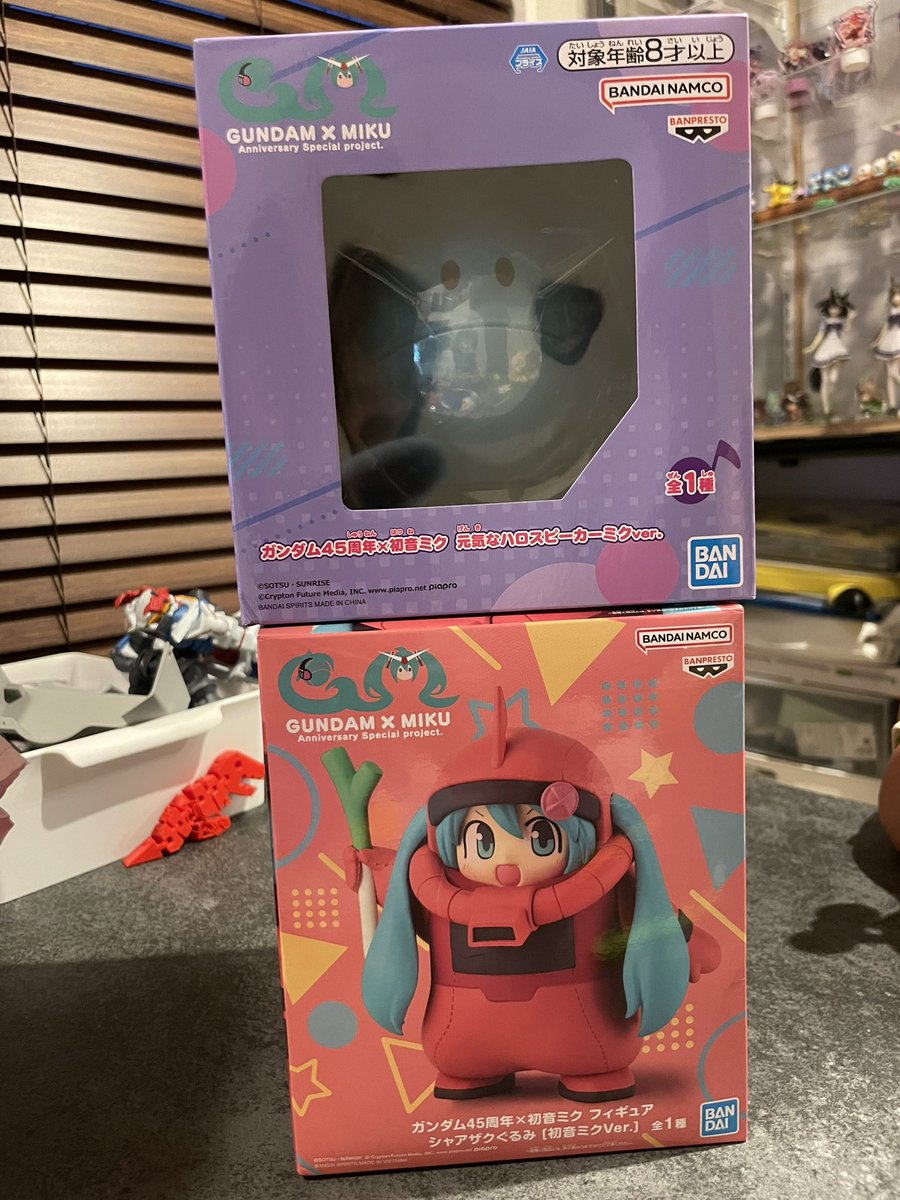tora_dotcom's tweet photo. 近くのショッピングモールのゲーセンに売れ残った子たちの1回確定ゲットのクレーンゲームがあって、今日覗いてみたら欲しかった欲しかったシャアザクミクとミクハロがあって大勝利だった🥹🤍ことらがやって1回で取れなかったけど無料でもう一回やらせてくれて神対応🥹ありがとうございました！！！ https://t.co/2NA5UsFyf3