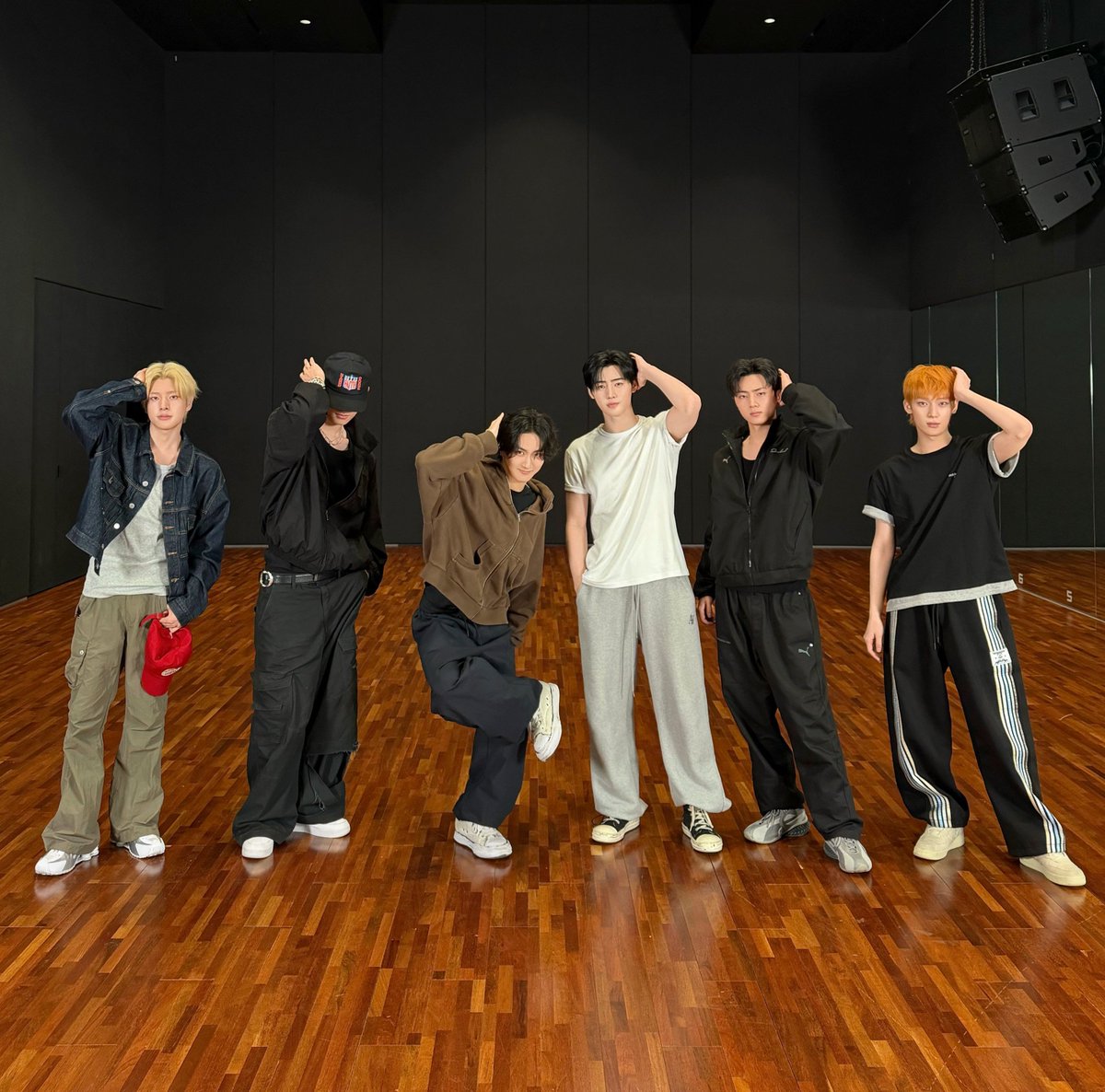 earthofrows's tweet photo. ENHYPEN IN GENIE TOP 200 (REAL-TIME) CHART

Day 1 — #20
Day 2 — #8
Day 3 — #17
Day 4 — #18
Day 5 — #20
Day 6 — #20

I really admire engene's hard work on this cb. We improve so so sooo much from the previous cb and i'd like to fight with you guys again for a long time 🫂 Let's stay here forever and always show support for our beloved one!