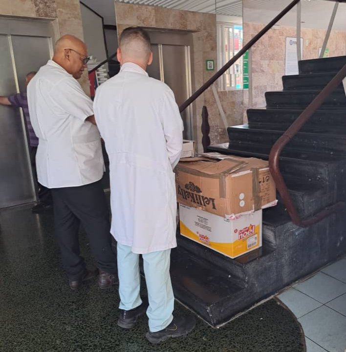 GHNordelo5's tweet photo. ¡Cuba no está sola! Parte de una donación de medicamentos e insumos médicos enviada a los #CDRCuba por José Manzaneda, de https://t.co/C3ElfEKja9 fue entregada al Instituto de Neurología de esta capital. #Cuba  #CubaNoEstáSola #TumbaElBloqueo https://t.co/Z9494PHCys