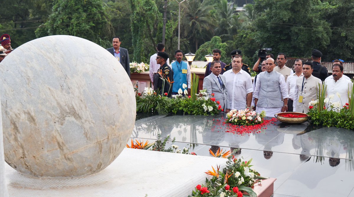 SpokespersonMoD's tweet photo. Raksha Mantri Shri @rajnathsingh inaugurated the re-developed Hutatma Smruti Smarak at Patradevi, Goa, paying tribute to the Satyagrahis who sacrificed their lives for Goa’s Liberation.

He said India’s resolve to defend its sovereignty remains unwavering from Goa Liberation to Op Sindoor and called upon the youth to preserve the legacy of the Liberation struggle and draw inspiration from its heroes.

Read here: https://t.co/tG5FF7xVaI
