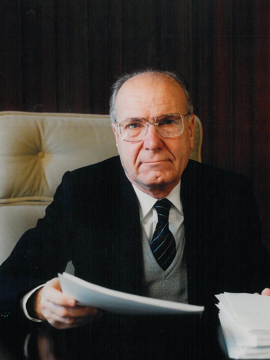 deleslletres's tweet photo. El MH Heribert Barrera va morir a Barcelona el 27 d'agost de 2011.
Va ser un dels portadors de les restes mortals de Pompeu Fabra a Prada.
El setembre del 2020, amb els vots de BComú, PSC, PP i C's, l'Ajuntament de Barcelona va aprovar retirar-li la medalla d'Or de la ciutat. https://t.co/GZKsJ26Mto