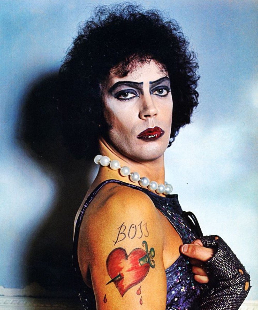SiteJamesons's tweet photo. Hoje nos despedimos de Tim Curry. Um ator versátil e de enorme importância para a comunidade LGBT.

Sua interpretação como Dr. Frank-N-Furter em The Rocky Horror Show, filme dos anos 70 que misturava musical, comédia e terror, continua repercutindo até hoje, sendo um marco de liberdade sexual e quebra de tabus no cinema.

Tim foi um artista extraordinário, presente em dezenas de produções que marcaram gerações nos anos 70, 80 e 90.

Desde 2012 enfrentava graves sequelas de um AVC, mas agora, aos 80 anos, pode enfim descansar.

Obrigado por tudo, Tim ❤️