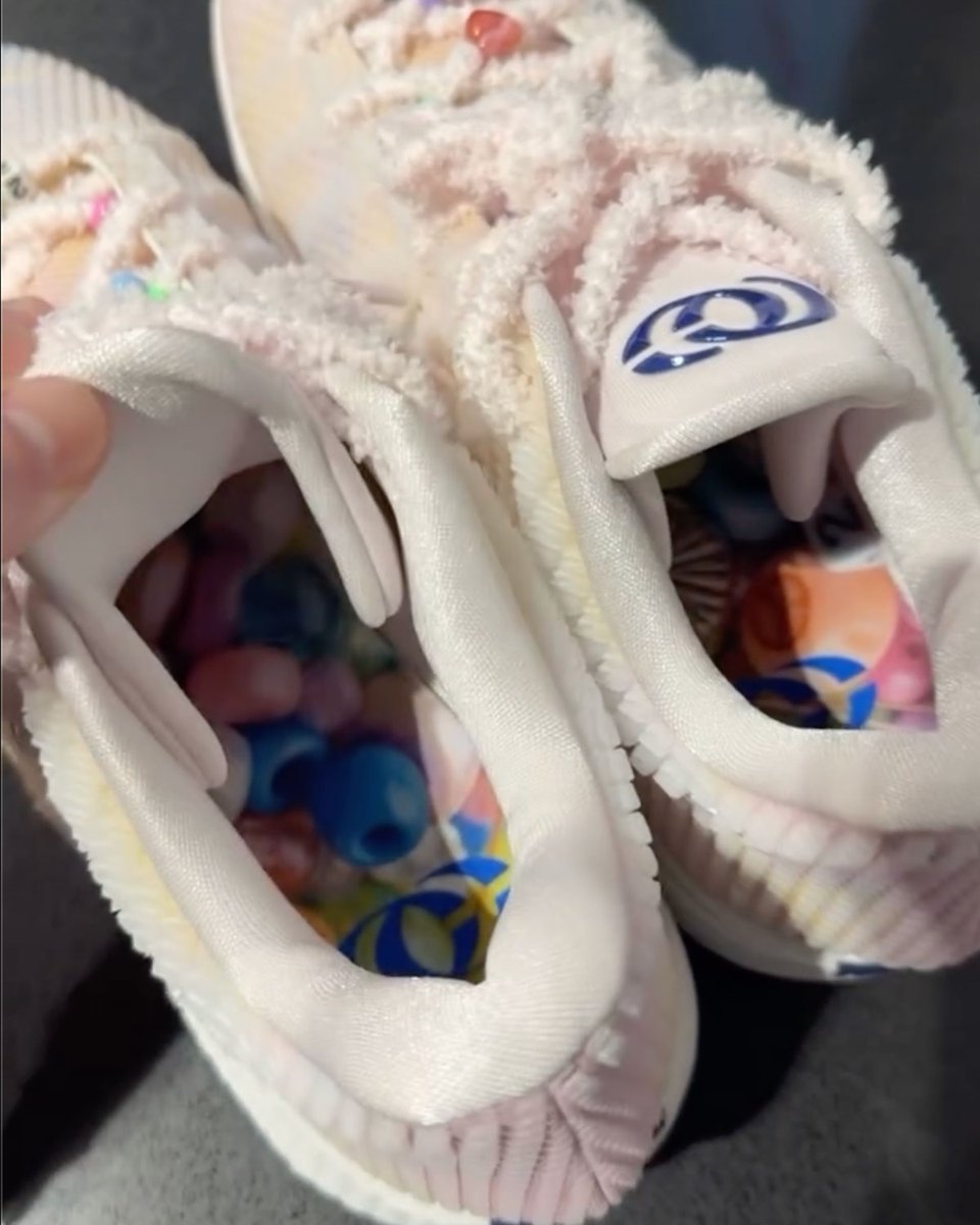 SneakerNews tweet picture