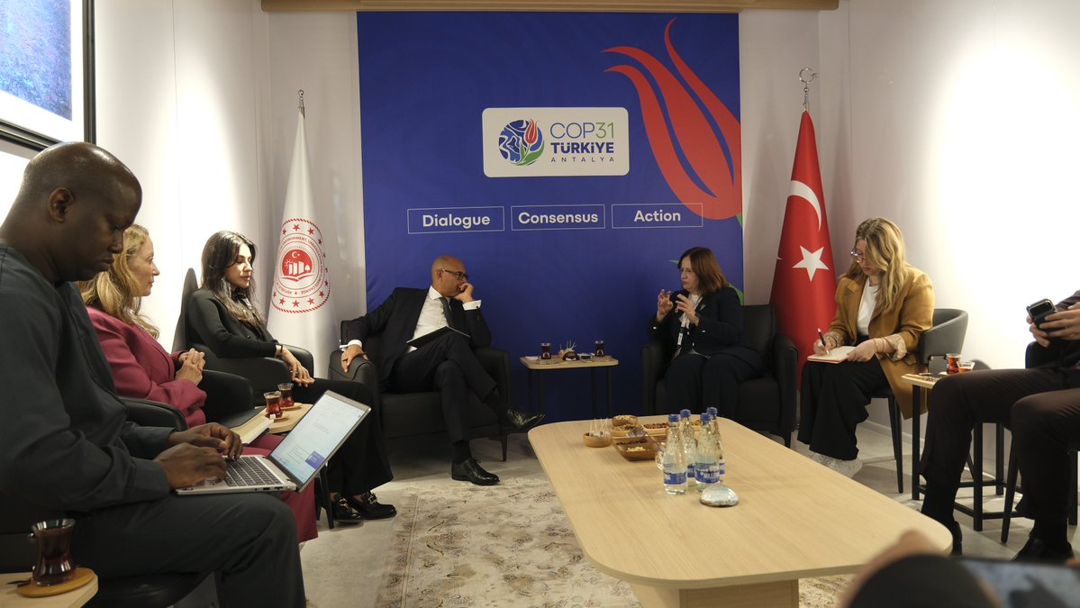 cemgovtr's tweet photo. UNCCD COP17 kapsamında Türkiye Pavilyonu’nda ikili görüşmeler gerçekleştirildi.

Bakan Yardımcımız Sayın Fatma Varank ile Tarım ve Orman Bakan Yardımcımız Sayın Abdülkadir Polat;

🔹 İran Tarım Bakanı Gulam Rıza Nuri Gızılçe,
🔹 Tuvalu İçişleri, İklim Değişikliği ve Çevre Bakanı Maina Vakafua Talia,
🔹 UNFCCC İcra Sekreteri Simon Stiell,
🔹 Birleşmiş Milletler Biyolojik Çeşitlilik Sözleşmesi (UNCBD) İcra Sekreteri Astrid Schomaker,
🔹 Birleşik Krallık Doğa Özel Temsilcisi Ruth Davis,
🔹 Sudan Çevre ve Doğal Kaynaklar Konseyi Genel Sekreteri Sayın Suliman Elboni Suliman
ile bir araya geldi.