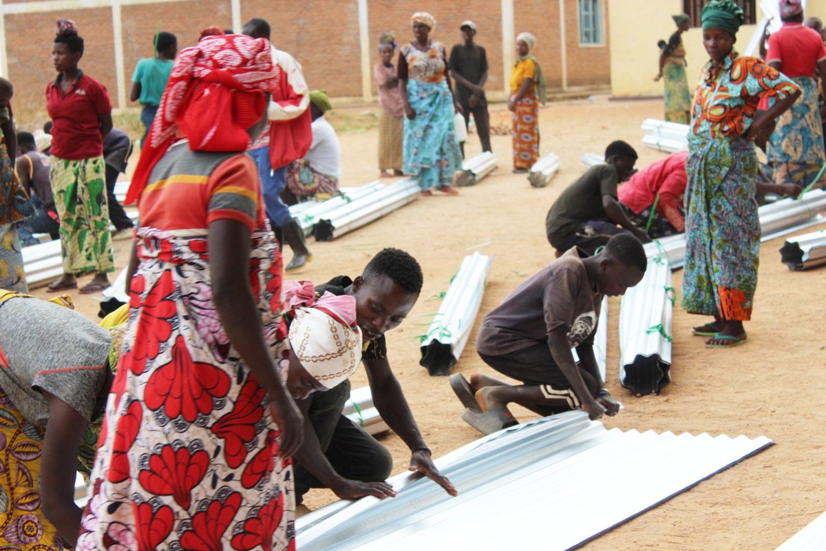 GLIDBurundi's tweet photo. En date du 25 août 2026, Concern Worldwide en collaboration avec @GLIDBurundi  a donné des tôles et des arrosoirs aux 120 ménages des colline Buhayira,  Remera et Nyarurinzi (Bukinanyana) bénéficiaires de la troisième cohorte  dans le cadre du programme Green Graduation.#Burundi https://t.co/FYLu0xxfXy
