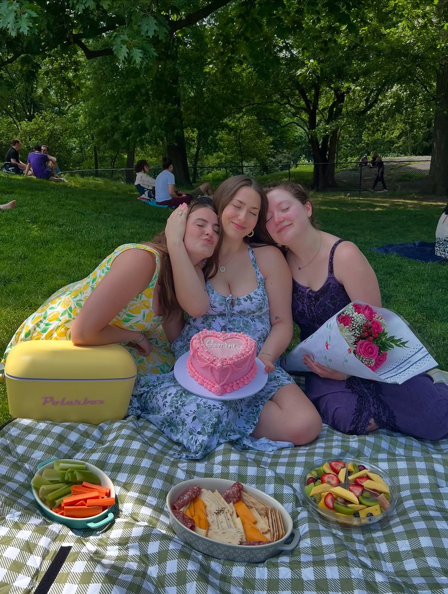 julialeahy_'s tweet photo. God forbid a Gemini woman has a whimsical little birthday these days https://t.co/uoK7KiZkwC