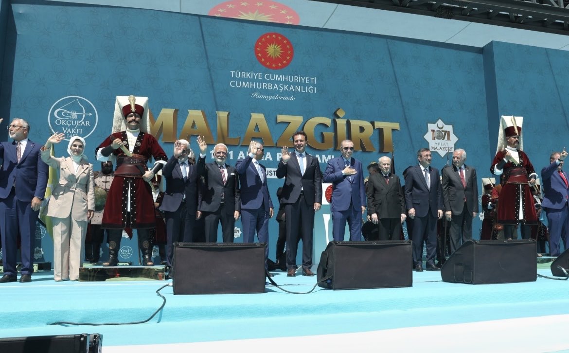 merkez_ilce49's tweet photo. Malazgirt’te, 955 yıl önce Anadolu’nun kapılarını bizlere açan büyük zaferin anlamını ve gururunu bir kez daha yaşıyoruz.

Cumhurbaşkanımız Sayın Recep Tayyip Erdoğan’ın teşrifleriyle; Sultan Alparslan Han’ı ve Anadolu’yu bizlere vatan kılan kahraman ecdadımızı Rahmet, minnet ve şükranla yâd ettik.

Malazgirt Zaferi’nin 955. yıl dönümü kutlu olsun. 🇹🇷