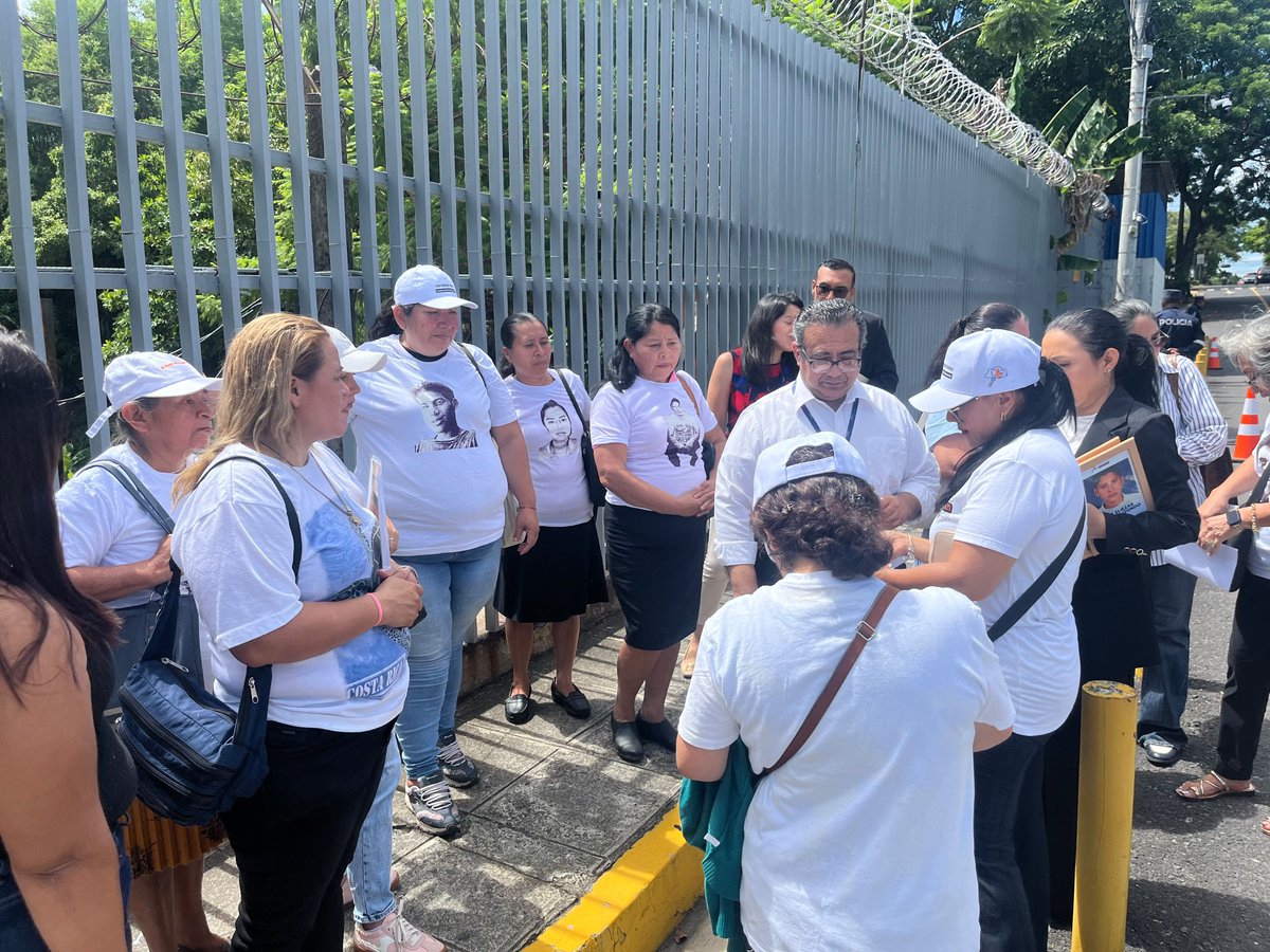 DiarioCoLatino's tweet photo. Esta mañana, el Bloque de Búsqueda de Personas Desaparecidas de El Salvador se concentra en la @AsambleaSV, para presentar el proyecto de Ley de Búsqueda de Personas Desaparecidas https://t.co/a92m3MUmUO