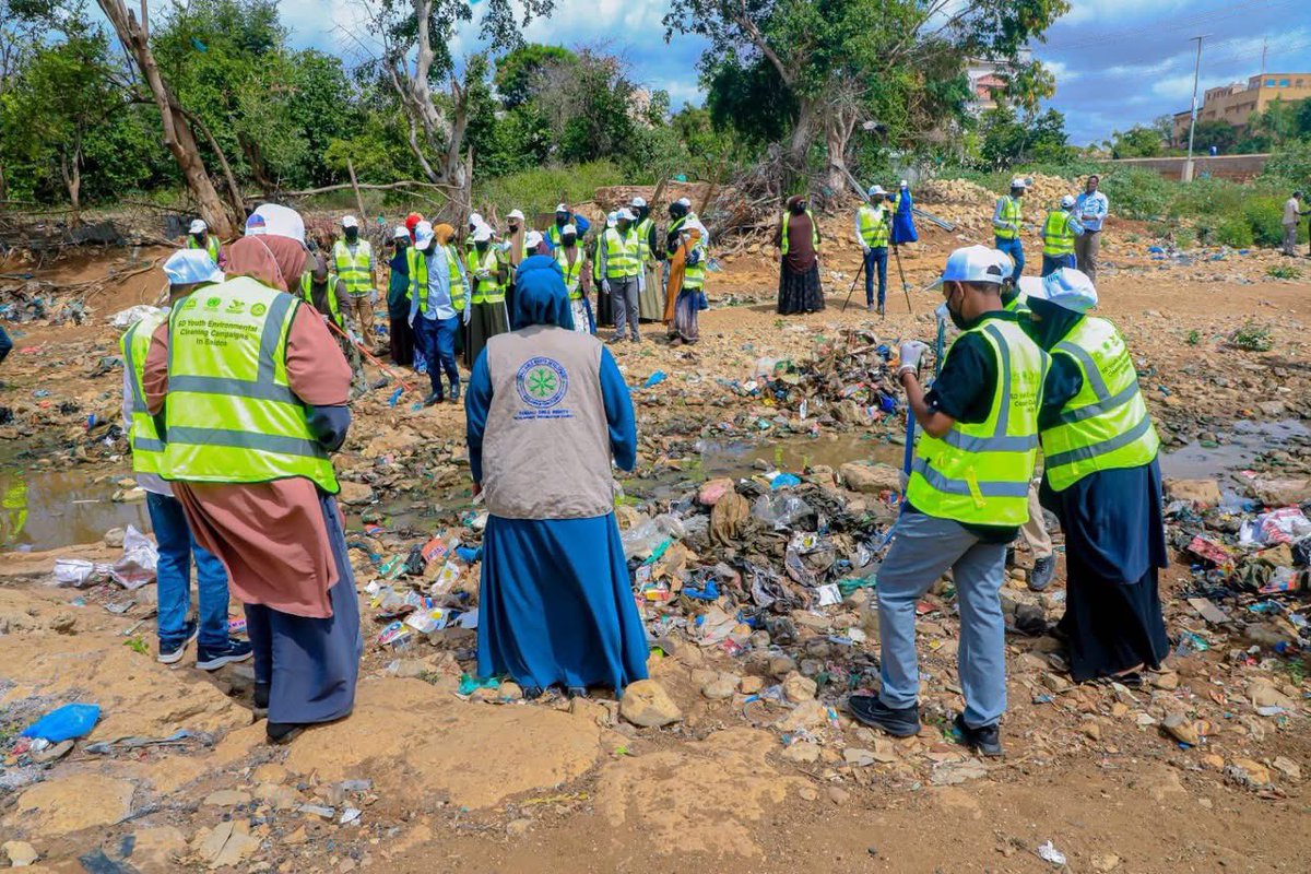 sgrdosom's tweet photo. The Somali Girls Rights Development Organisation and its partnerships Life &amp; Peace Institute and United Nations have togetherness launched SD Youth Environmental Cleaning Campaigns In Baidoa special at Isha bridge that funded by UNPBF. https://t.co/Tmtf8j8dWM