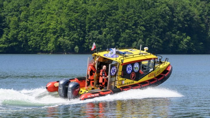 RZeszow's tweet photo. Narodowy Fundusz Zdrowia @NFZ_GOV_PL
🌊 Bezpieczne #wakacje w #Bieszczady!  

🚢 Dzięki najnowocześniejszemu ambulansowi wodnemu w Polsce 🇵🇱#Podkarpacie #Solina #ZalewSolina #JezioroSolińskie 📷 

To już 🔟. sezon karetki wodnej nad "bieszczadzkim morzem".

W ubiegłym roku zespół łodzi ratunkowej interweniował blisko 💯 . Nowa łódź trafiła do Bieszczadzkiego Pogotowia Ratunkowego. Wodny zespół ratownictwa medycznego działa w sezonie wakacyjnym, od połowy czerwca przez 3⃣ miesiące. Stacjonuje w #Polańczyk. 

📷 Fot. Jerzy Żygadło | @puwrzeszow
#terkaisland #terka #solina #island #bieszczady