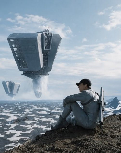 Indie5051's tweet photo. En la película Oblivion (2013), plataformas drenan los océanos de la Tierra para abastecer una IA gigante. https://t.co/1O0zD9LgbP