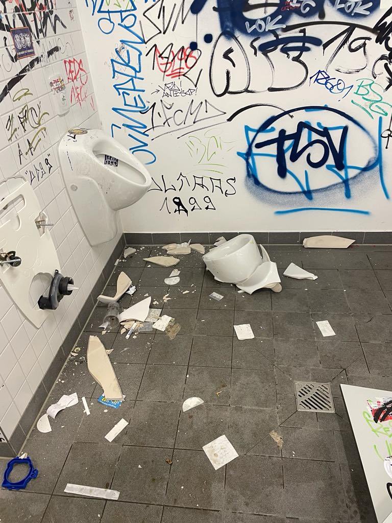 Darijouu's tweet photo. Ich bin Facility Manager und Co-Inhaber unseres kleinen Restaurants in Köln. Wütende #Gamescom-"Fans" haben heute alles zerstört während der #ONL weil Ihnen das neue #Witcher nicht gefallen hat! Ihr seid keine Gamer, ihr seid Abschaum! https://t.co/ujUBjqKZF3