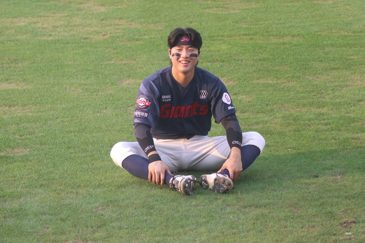 Happy_budd_haha's tweet photo. 롯린이에겐 한없이 따뜻한 남자 손성빈 .. https://t.co/txbI4Bpvqg