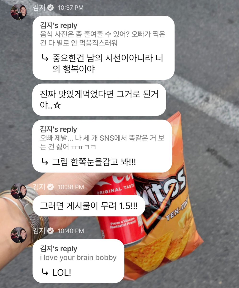 jiwonmuse's tweet photo. bobby dgaf wkwkwkwkw yang tukang ngatur malah di kasih paham lol CLOCK THEM 😌😌

💬: bisa gak foto makanannya dikurangin sedikit? soalnya foto makanan lu gak ada yang keliatan enak
🐰: gak peduli pandangan orang, yang penting kita sendiri happy
🐰: yang penting pas makan rasanya enak dan nikmat, ya itu aja udah cukup...☆

💬: oppa pls gue gak suka liat postingan yang sama di tiga sns lu sekaligus 
🐰: kalo gitu lu liat nya sambil merem sebelah aja!!! [lmao ngakak banget 🤣]
🐰: lumayan nanti postingannya otomatis berkurang jadi 1,5 kan!!! [ooh genius!! 😌]