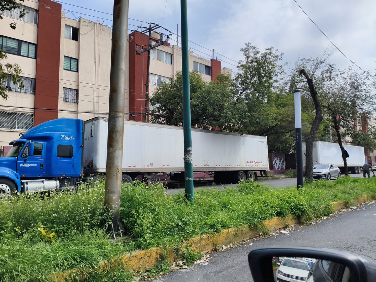 rulopj83's tweet photo. @UCS_GCDMX @OVIALCDMX @TuAlcaldiaGAM @C5_CDMX @OVIALCDMX @UCS_GCDMX creo q tomaron mal la foto para q no se vieran los tráilers parados desde hace 1mes. Estan sobre la banqueta abandonados y huelen mal. @TuAlcaldiaGAM @C5_CDMX les puede ayudar a identificarlos... Hay una camara en la esquina. https://t.co/G9ENPirIQX