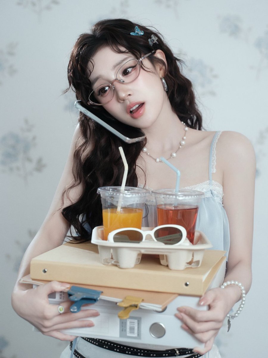idlecharts's tweet photo. YUQI revealed that her Chinese album will feature more than five songs.

She also hinted that we may learn more about the album next month. https://t.co/GEl9RJFtC3