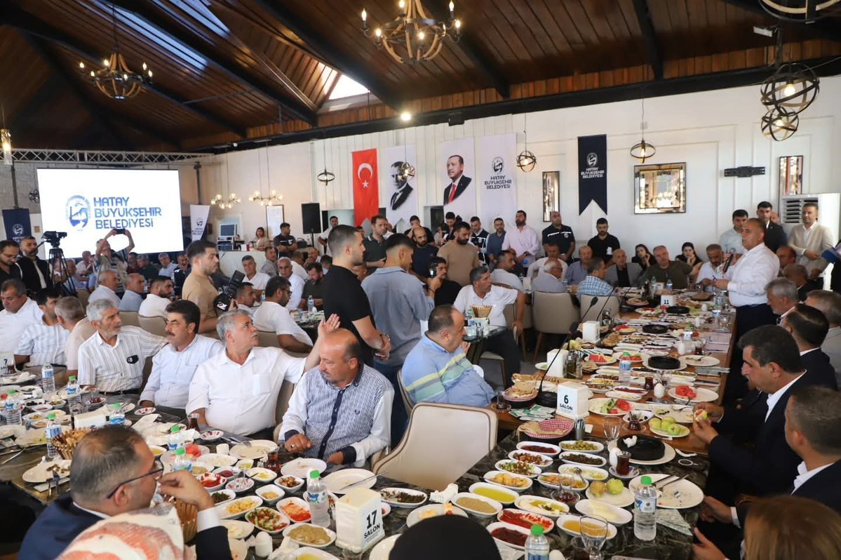 DMustafaErdogan's tweet photo. 📍 ALTINÖZÜ 

AK Parti Hatay Milletvekilimiz Sayın Adem Yeşildal, Hatay Büyükşehir Belediye Başkanımız Sayın Mehmet Öntürk ile birlikte Muhtarlarımızla istişare toplantısında bir araya geldik.

Muhtarlarımızın taleplerini dinleyerek ilçemizdeki çalışmaları değerlendirdik. https://t.co/FbR55cHeVt